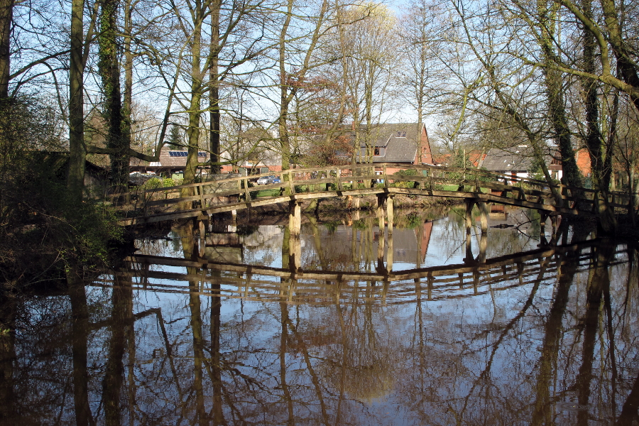 Spiegelung der alten Holzbrücke (Rolf / pixelio.de)
